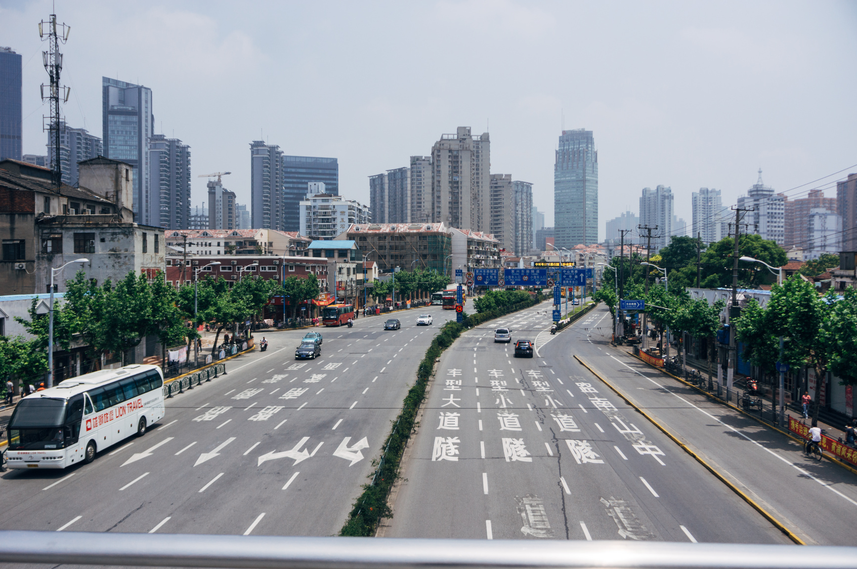 Looking down over 復興東路. To the left is the north half, and the right south. The broadness of this road often renders it almost surreal in the company of the old city's narrow alleys.